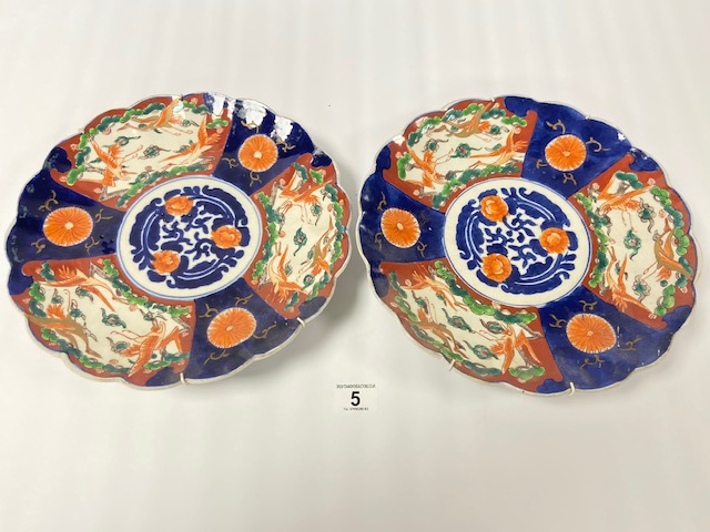 A PAIR OF 19TH CENTURY JAPANESE IMARI PORCELAIN BOWLS WITH FLARED BORDERS, 30CM DIAMETER