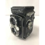 A VINTAGE YASHICA-MAT CAMERA WITH COPAL MXV YASHINON 1:3,5 F=80MM LENS, NO 316091