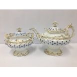 A PORCELAIN TEAPOT WITH BLUE AND GILT DETAILING, 28CM WIDE, TOGETHER WITH A MATCHING LIDDED SUGAR