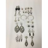 A COLLECTION OF SILVER AND WHITE METAL EARRINGS, MOST MARKED 925, COMBINED WEIGHT 105G