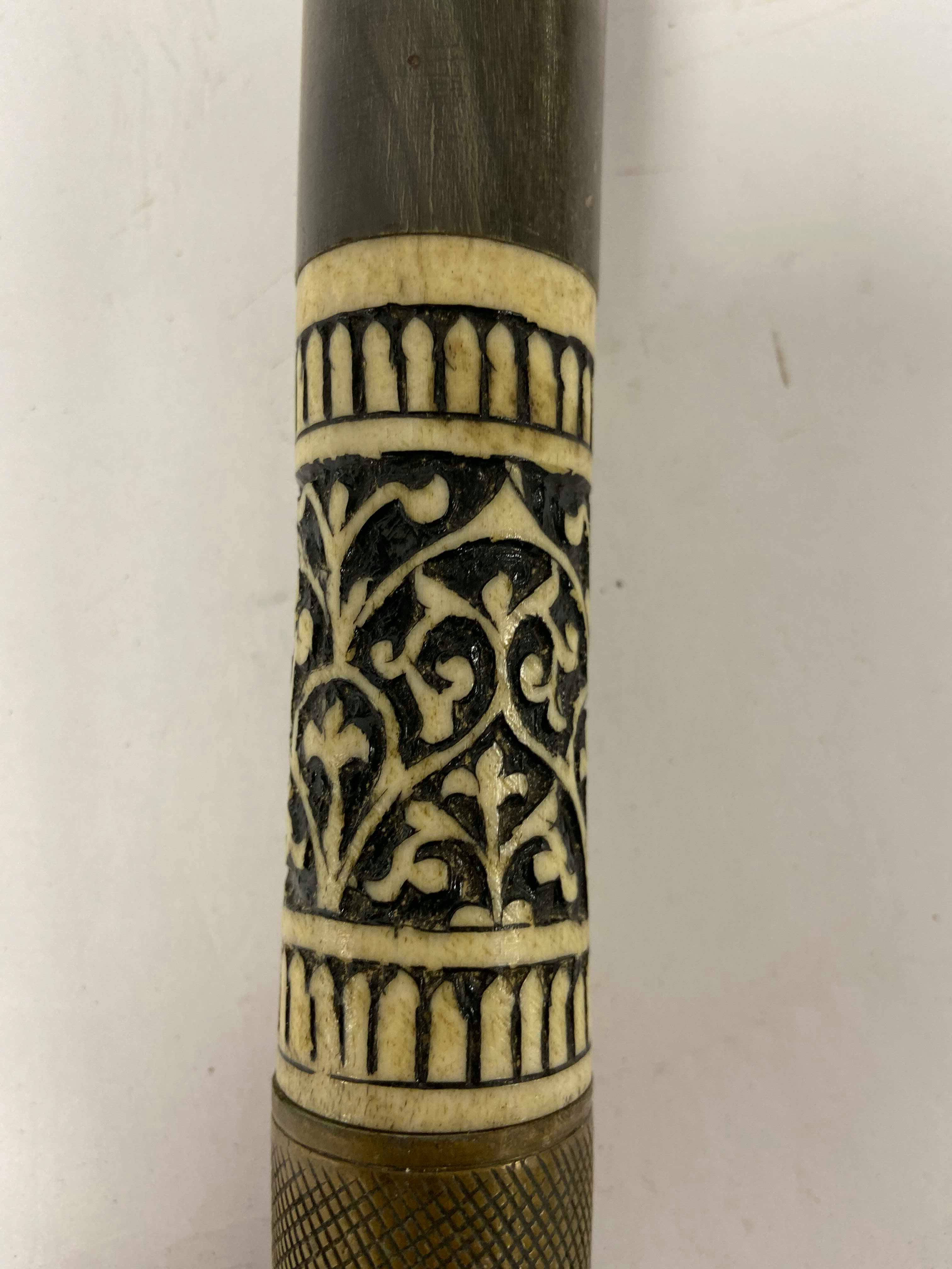 A VINTAGE CARVED WOODEN WALKING STICK WITH BONE INLAY, 86CM HIGH - Image 3 of 10