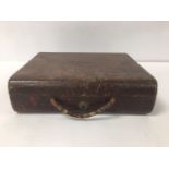 A VICTORIAN LEATHER BOUND WRITING SLOPE, THE LID OPENING TO REVEAL A BLUE LEATHER COMPARTMENTED