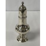 AN EDWARDIAN SILVER SUGAR SIFTER OF BALUSTER FORM, HALLMARKED BIRMINGHAM 1905, MAKERS MARK RUBBED,