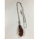 A BOXED SILVER NECKLACE CHAIN WITH LARGE AMBER PENDANT, SILVER WEIGHT APPROX 4G