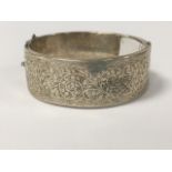 A SILVER HINGED BANGLE WITH ENGRAVED FOLIATE DETAIL, HALLMARKED BIRMINGHAM 1941 BY SMITH & PEPPER