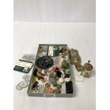 A QUANTITY OFVINTAGE METAL DOLLS' HOUSE MINIATURES INCLUDING KETTLES, TEA SETS, COOKING TINS AND