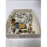 A QUANTITY OF VINTAGE DOLLS' HOUSE CHINA MINIATURES INCLUDING TEA SETS, TORQUAY MINIATURES, A BUTTER