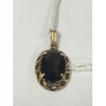 A 9CT GOLD AND QUARTZ PENDANT OF OVAL FORM, 2.05G