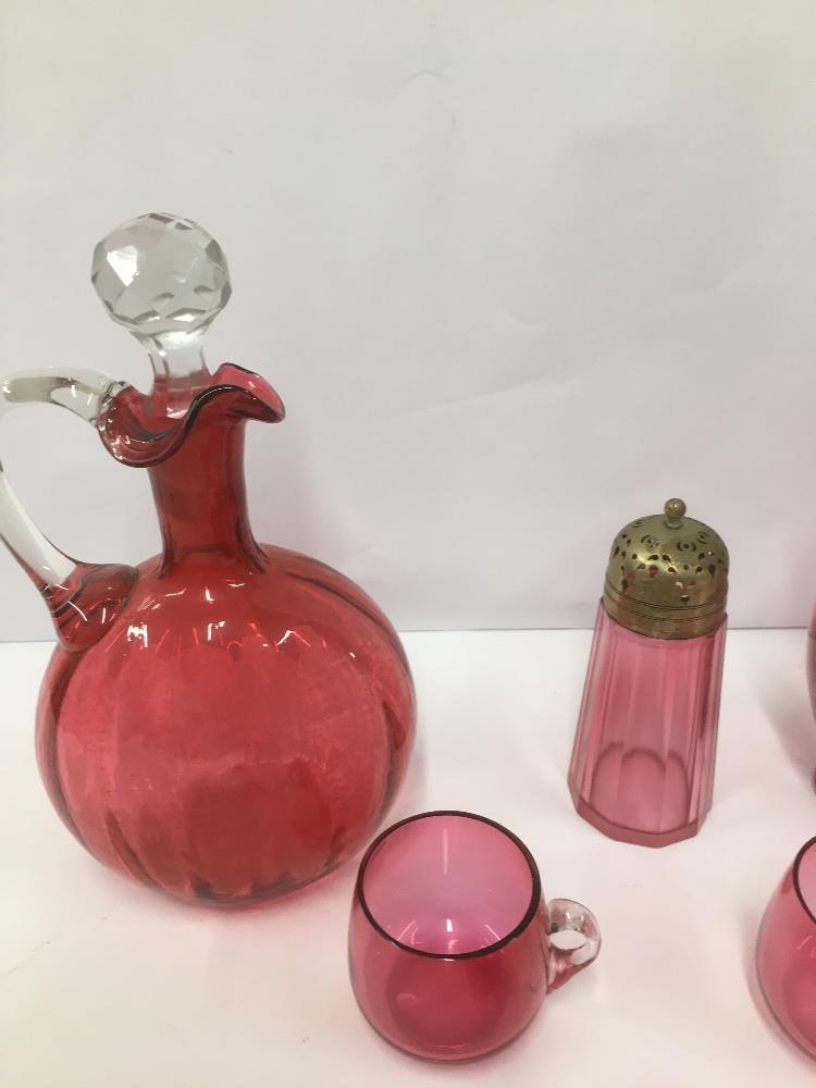 A GROUP OF CRANBERRY GLASS ITEMS, INCLUDING TWO DECANTERS, SUGAR SIFTER AND MORE, LARGEST 27CM HIGH - Image 3 of 4