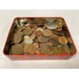 A QUANTITY OF ASSORTED CIRCULATED COINAGE, INCLUDING GB PENNIES AND USA QUARTERS