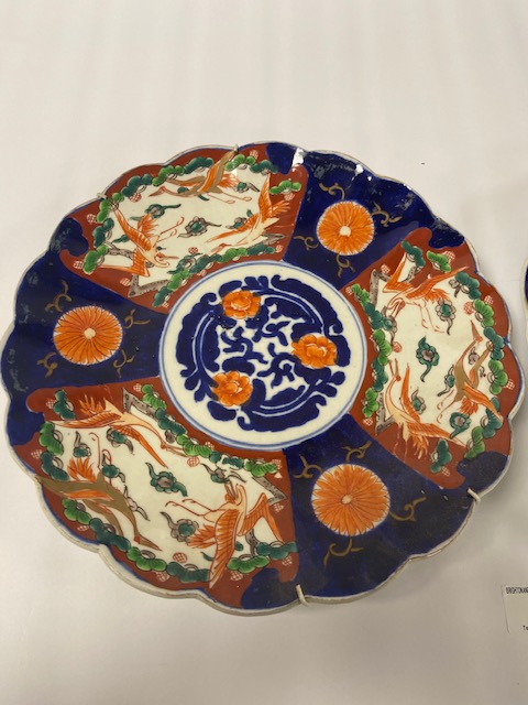 A PAIR OF 19TH CENTURY JAPANESE IMARI PORCELAIN BOWLS WITH FLARED BORDERS, 30CM DIAMETER - Image 2 of 3