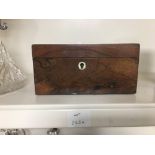 A VICTORIAN ROSEWOOD TEA CADDY OF RECTANGULAR FORM WITH MOTHER OF PEARL INLAY TO THE LID, 20CM WIDE