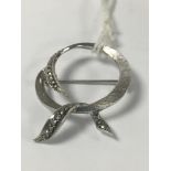 AN SILVER WREATH SHAPED BROOCH, HALLMARKED AND STAMPED 835, 5.1G