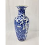 A LARGE ORIENTAL PORCELAIN VASE WITH UNDERGLAZE BLUE DECORATION ON A WHITE GROUND, 39.5CM HIGH