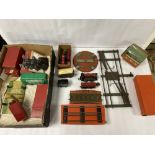 A COLLECTION OF O GAUGE RAILWAY RELATED ITEMS, INCLUDING PIECES BY HORNBY AND METTOY, SOME BOXED