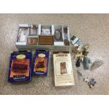 A QUANTITY OF DOLLS' HOUSE ITEMS INCLUDING A SET OF BEDROOM BATHROOM FURNTURE, A COLLECTABLE