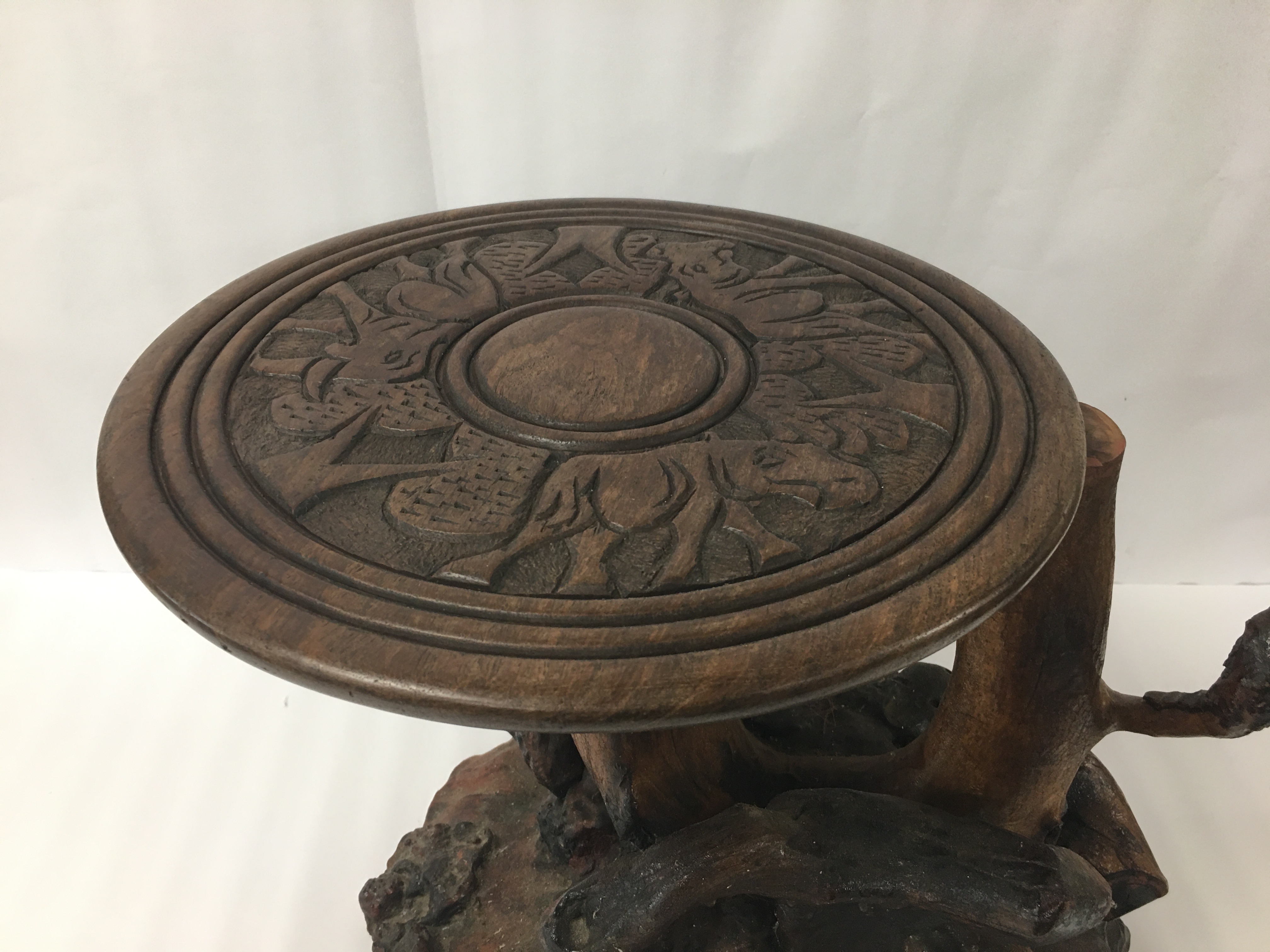 AN UNUSUAL AFRICAN SOLID WOOD HEAVY TABLE MADE FROM A TREE TRUNK AND ROOTS WITH REMOVABLE CARVED - Image 2 of 3