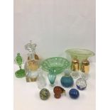 A MIXED LOT OF VINTAGE GLASSWARE, INCLUDING DECANTER, COLOURED GLASS PAPERWEIGHTS AND MORE