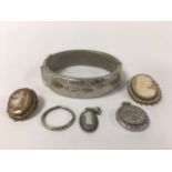 A SMALL GROUP OF VINTAGE COSTUME JEWELLERY, INCLUDING THREE CAMEO BROOCHES/PENDANTS, ONE SILVER