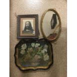 A MIXED LOT, INCLUDING OVAL GILT FRAMED MIRROR, 52CM WIDE, A PAINTED METAL TRAY AND A FRAMED PICTURE