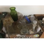 A MIXED LOT OF GLASSWARE, INCLUDING DECANTER, APOTHECARY BOTTLE AND MORE (AF)