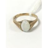 A 9CT GOLD OPAL RING, SIZE M, 1.99G