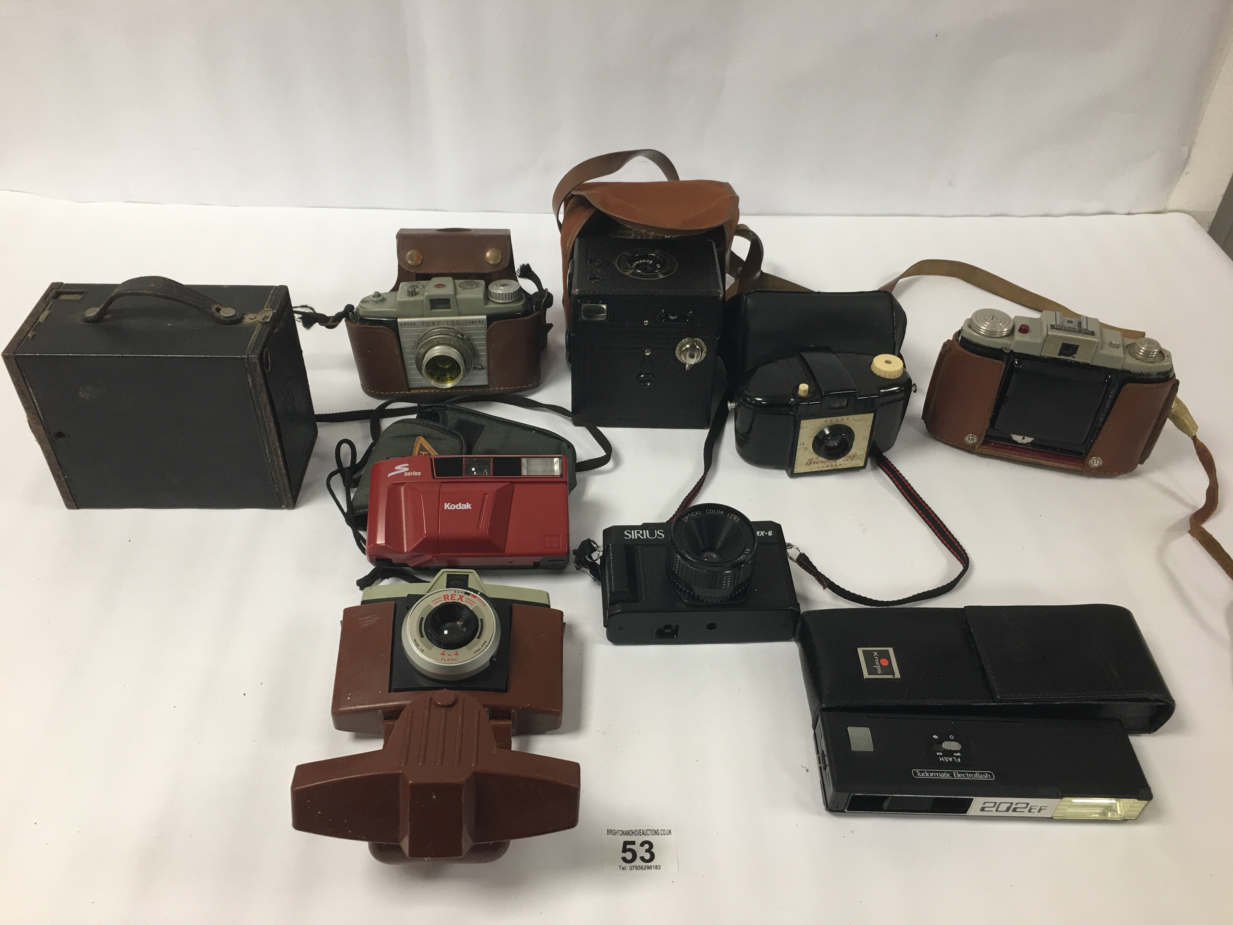 A QUANTITY OF VINTAGE CAMERAS, INCLUDING KODAK BROWNIE 2A AND 127, SIRIUS MX-6 AND MORE