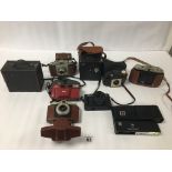 A QUANTITY OF VINTAGE CAMERAS, INCLUDING KODAK BROWNIE 2A AND 127, SIRIUS MX-6 AND MORE