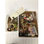 A QUANTITY OF VINTAGE DOLLS' HOUSE MINIATURES INCLUDING HATS STANDS, A BIRD IN A NEST, A VINTAGE