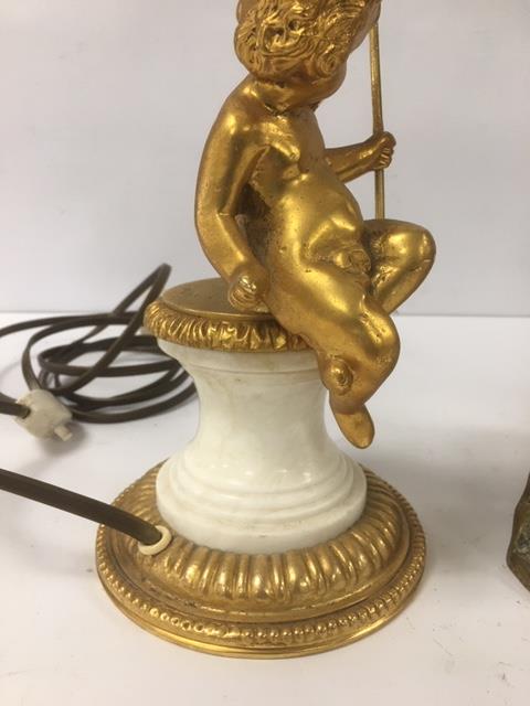 A GILT METAL AND MARBLE TABLE LAMP DEPICTING A CHERUB SAT UPON A PEDESTAL, STAMPED TO BASE "SPAIN" - Image 3 of 3