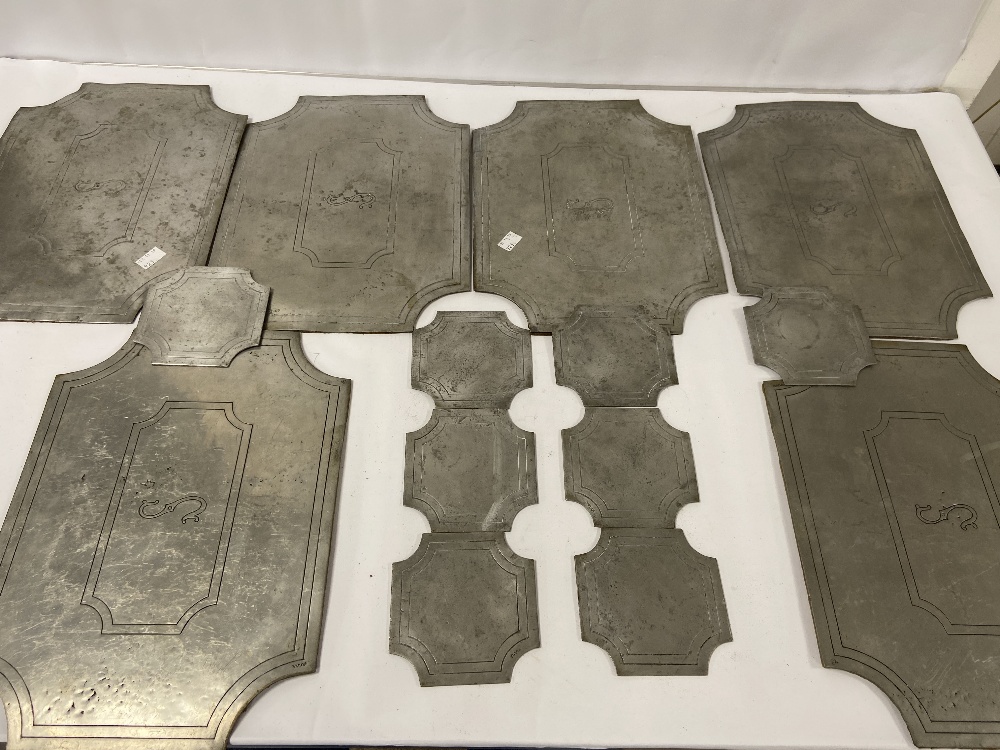 A SET OF SIX VINTAGE PEWTER PLACE SETTINGS WITH EIGHT COASTERS BY VMC FECIT, THE SETTINGS