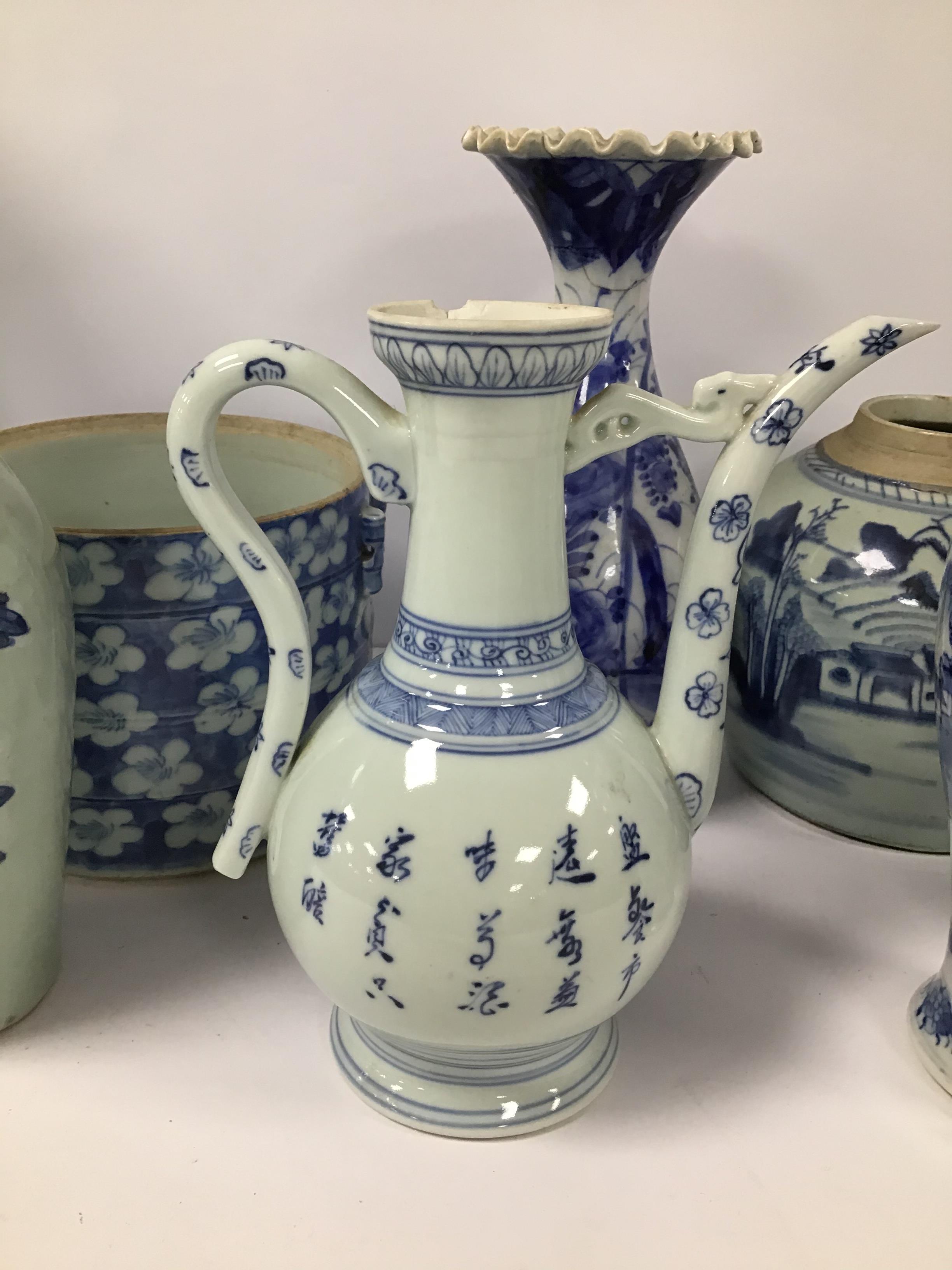 EIGHT PIECES OF CHINESE BLUE AND WHITE PORCELAIN OF VARYING AGES AND DESIGNS, INCLUDING VASES AND - Image 5 of 6