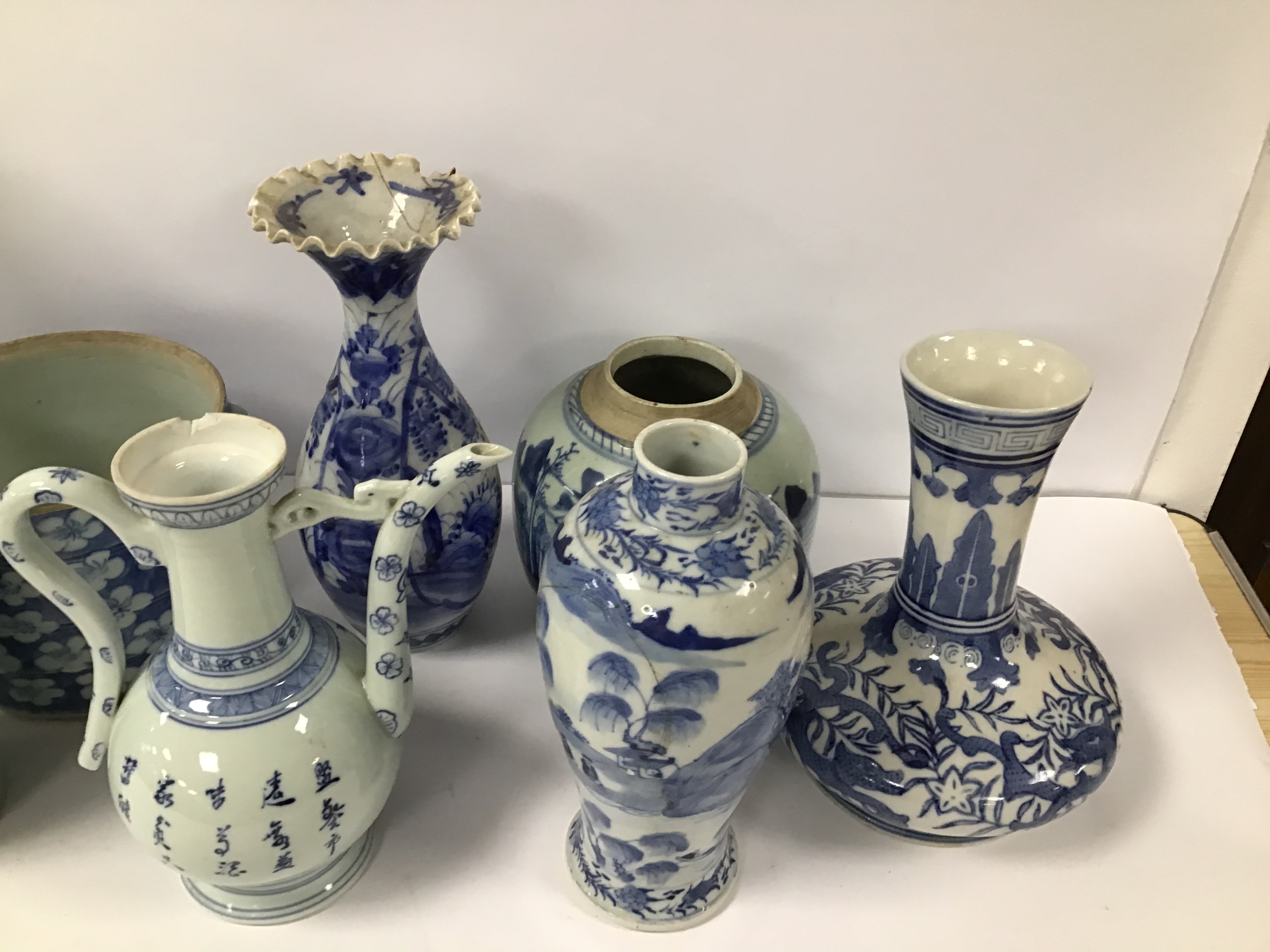 EIGHT PIECES OF CHINESE BLUE AND WHITE PORCELAIN OF VARYING AGES AND DESIGNS, INCLUDING VASES AND - Image 3 of 6