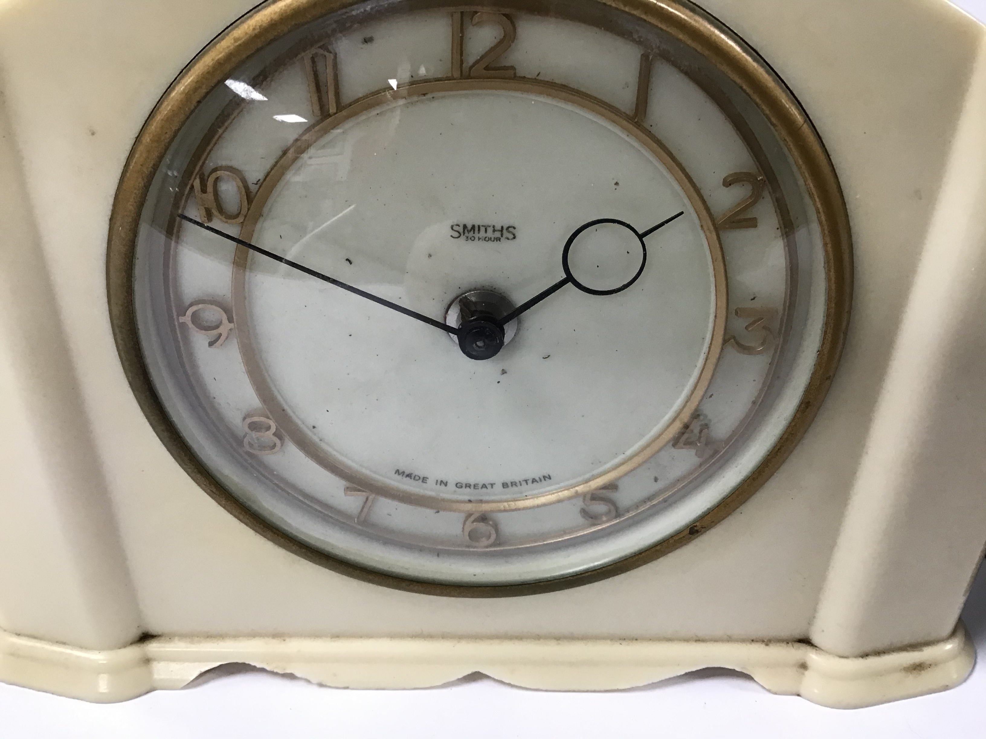 TWO ART DECO BAKELITE MANTLE CLOCKS, BOTH BY SMITHS, LARGEST 19.5CM WIDE - Image 3 of 4
