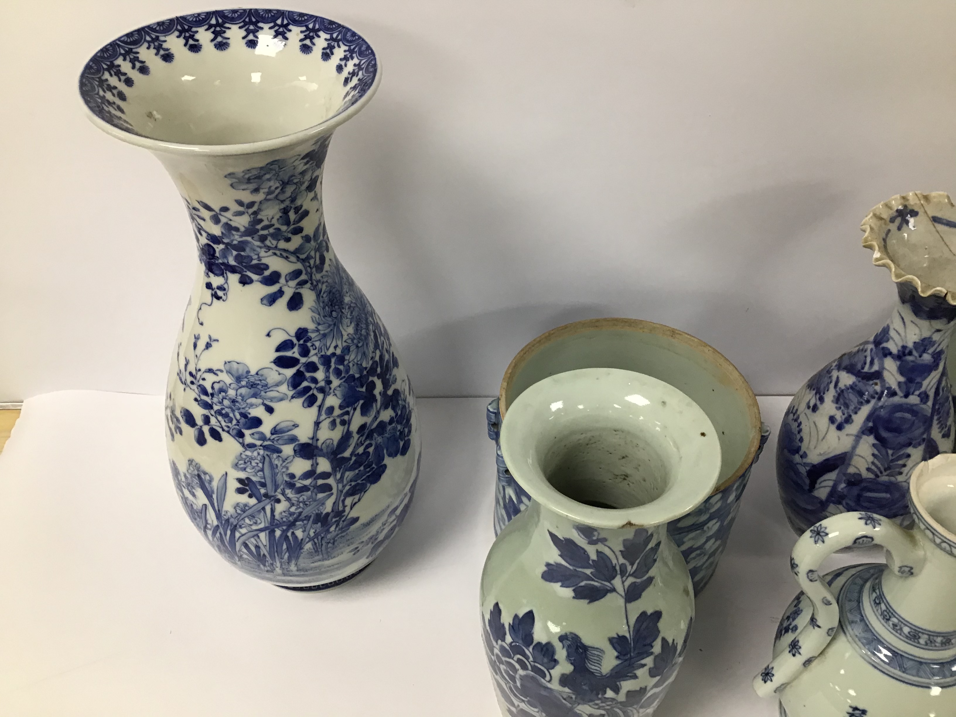 EIGHT PIECES OF CHINESE BLUE AND WHITE PORCELAIN OF VARYING AGES AND DESIGNS, INCLUDING VASES AND - Image 4 of 6