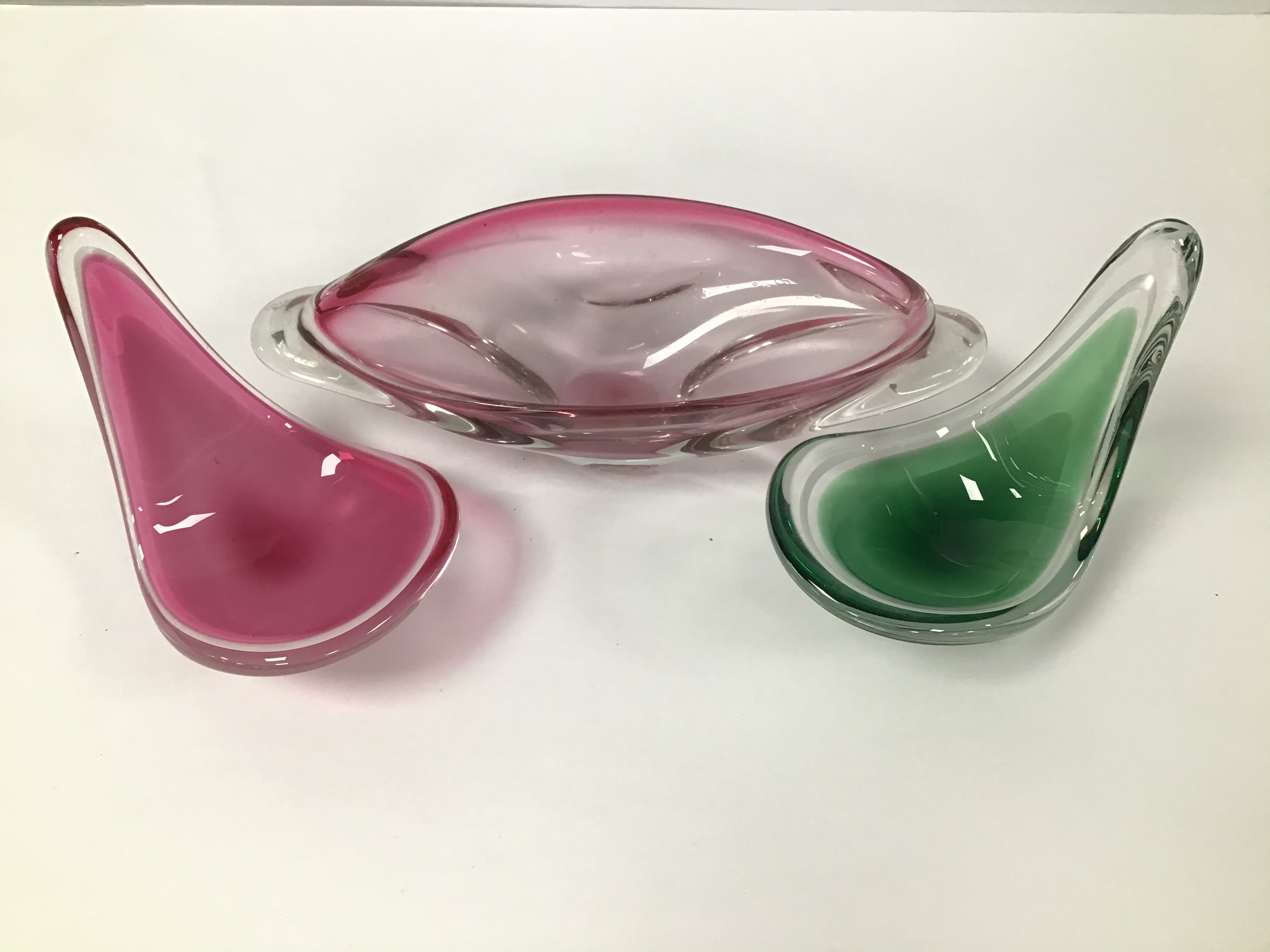 A PAIR OF SWEDISH FLYGSFORS COQUILLE PINK ART GLASS DISHES, BOTH SIGNED TO THEIR BASES, 12CM HIGH,