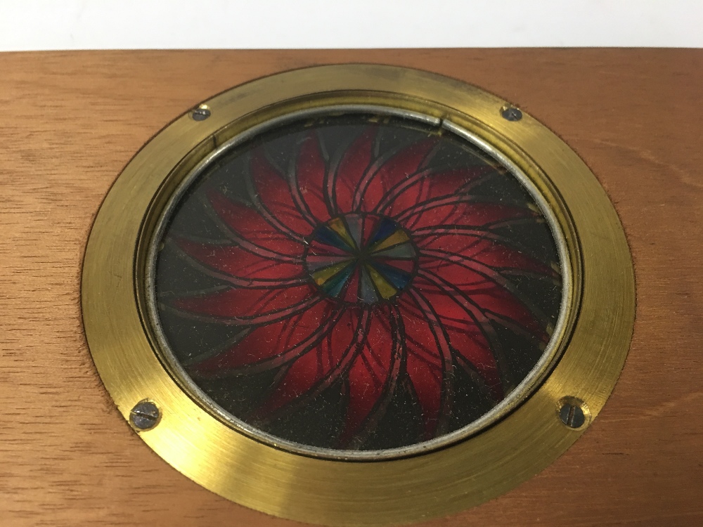 AN EARLY MAHOGANY CASED MAGIC LANTERN KALEIDOSCOPE SLIDE WITH BRASS AND TURNED WOODEN ROTATING - Image 2 of 3
