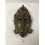 AN EARLY 20TH CENTURY INTRICATELY CARVED AFRICAN WOODEN FACE MASK FROM THE KOTA/BAKOTA TRIBE IN