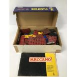 AN ASSORTMENT OF VINTAGE MECCANO, ALSO INCLUDING TWO BOOKS OF MODELS