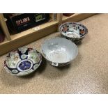 THREE LARGE ORIENTAL IMARI PATTERN PORCELAIN BOWLS, TWO WITH FLARED RIMS, LARGEST 26.5CM DIAMETER (