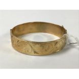 A 9CT GOLD BRONZE CORE LADIES HINGED BANGLE, 6.5CM WIDE, 43G