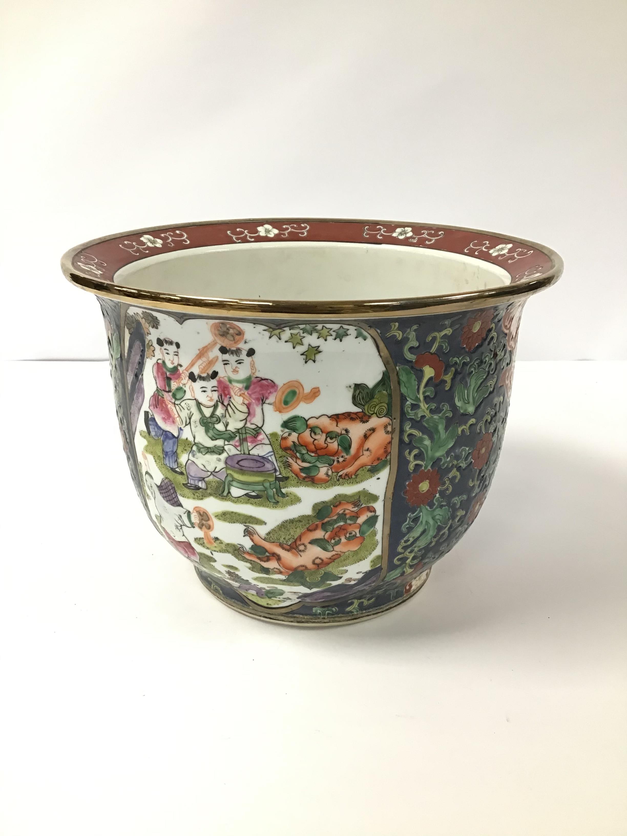 A CHINESE PORCELAIN JARDINIERE/PLANTER OF CIRCULAR FORM, DECORATED THROUGHOUT WITH SCENES IN POLY-