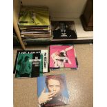 A GROUP OF VINTAGE VINYL/RECORDS/LP'S