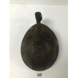 A MID CENTURY AFRICAN VINTAGE SOLID DARK WOOD CARVED SONGYE ZAIRE MASK WITH LINEAR DETAIL AND A