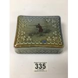 AN IRISH WADE PORCELAIN LIDDED DISH WITH HUNTING SCENE ADORNING THE LID, 13CM WIDE