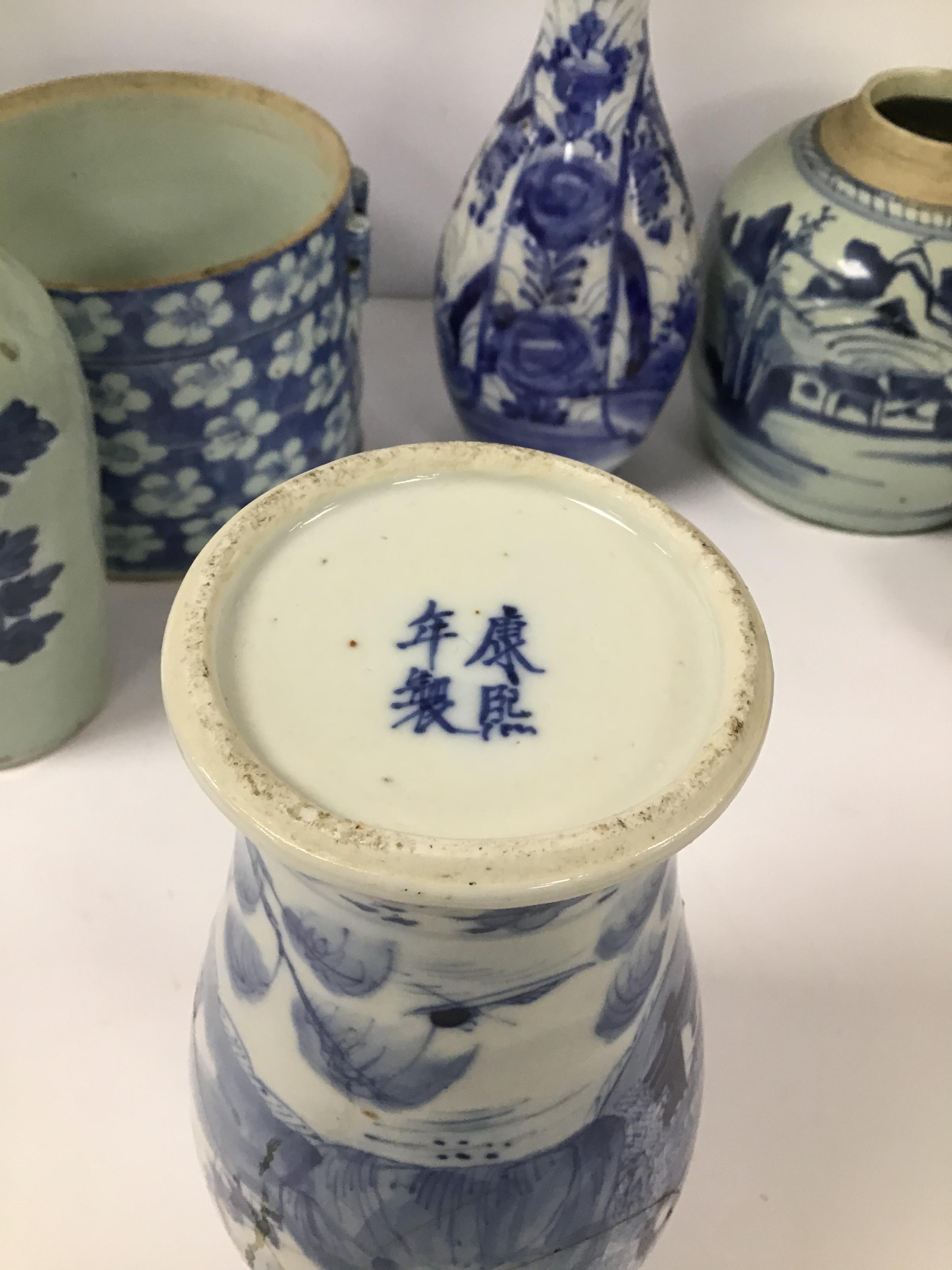 EIGHT PIECES OF CHINESE BLUE AND WHITE PORCELAIN OF VARYING AGES AND DESIGNS, INCLUDING VASES AND - Image 2 of 6
