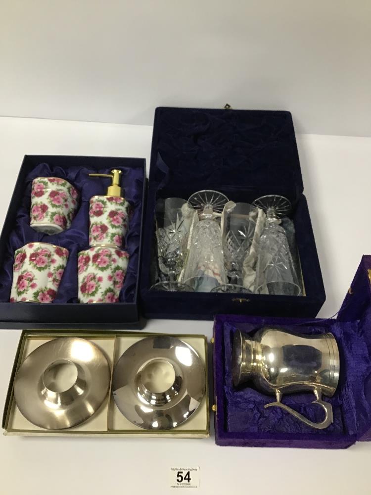 A MIXED LOT OF COLLECTABLES, INCLUDING FOUR WINE GLASSES, TWO CHRISTOFLE COQUETIERS GEMINI, A PEWTER