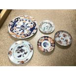 A GROUP OF FIVE ORIENTAL PORCELAIN PLATE, ONE BEING A LARGE JAPANESE CHARGER, 40CM DIAMETER (AF)