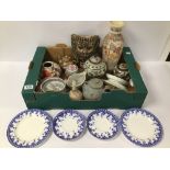 A MIXED LOT OF CERAMICS, INCLUDING FOUR EARLY ROYAL WORCESTER PORCELAIN PLATES, RD NO 244420,