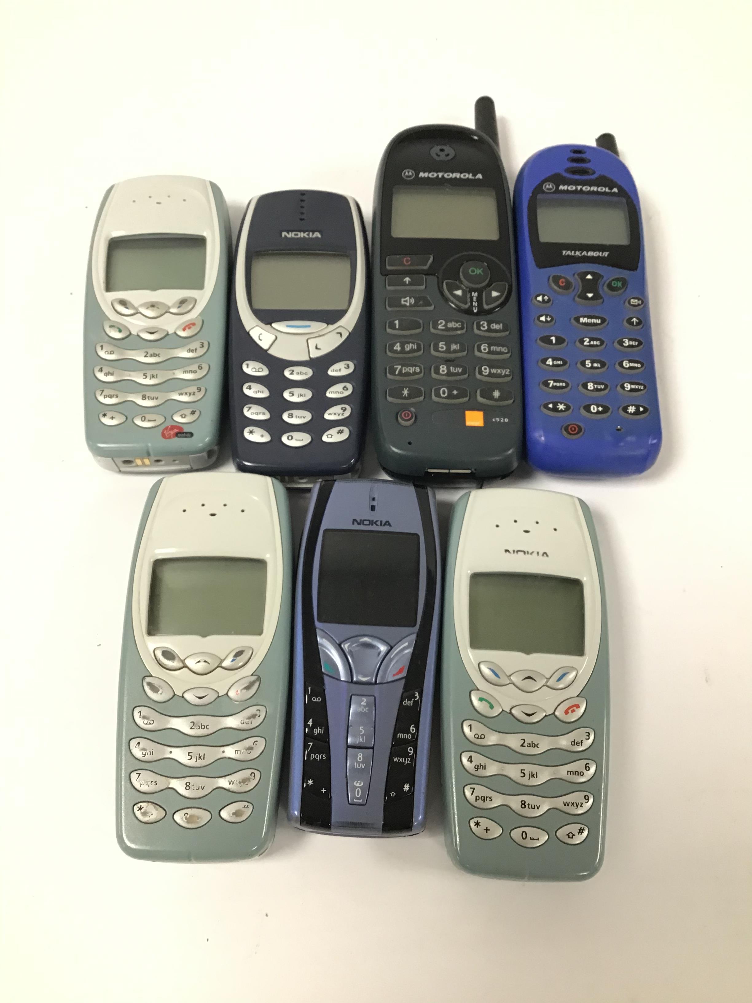 A GROUP OF SIX VINTAGE MOBILES, INCLUDING FOUR NOKIA BRICK PHONES, A MOTOROLA TALKABOUT AND MOTOROLA